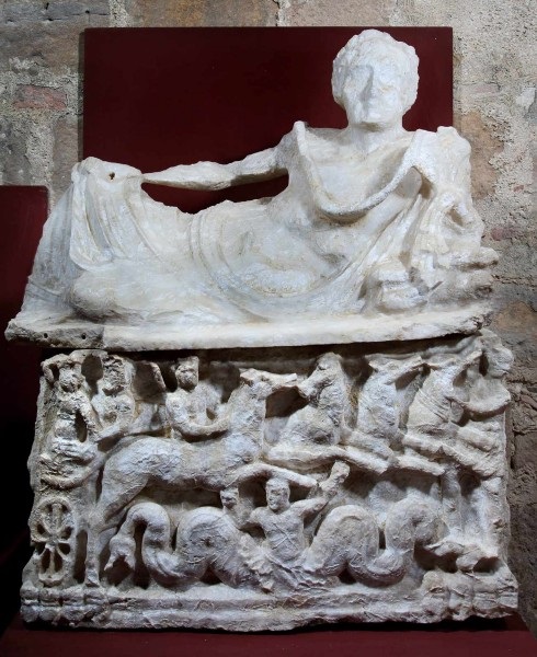 Foto urna funeraria etrusca con scene del Ratto di Proserpina
