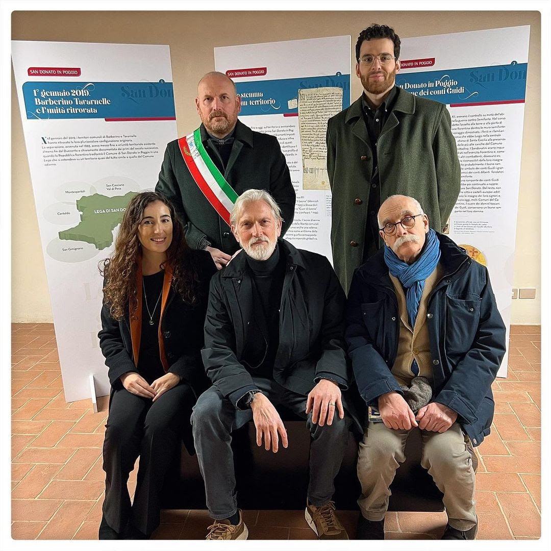 In foto il Sindaco David Baroncelli con gli storici (Cretti, Paoli e Pirillo) e il curatore dell'immagine coordinata dell'Ente (Madio)
