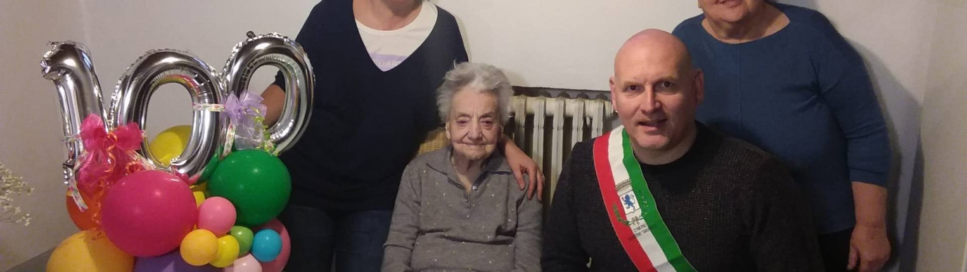 Foto nonna Ines, la famiglia e il Sindaco Baroncelli