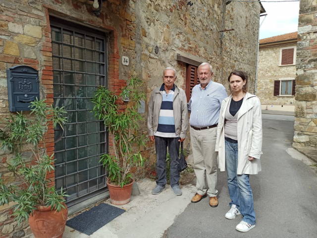 immagine casa Egidio Gimignani con nipoti e presidente ANPI Barberino Tavarnelle